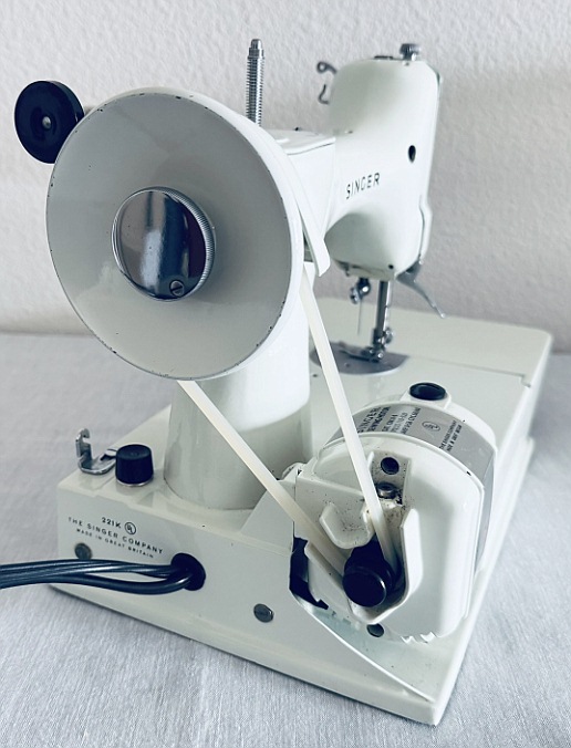 1964 White / Green Singer Featherweight 221K Sewing Machine EV904974