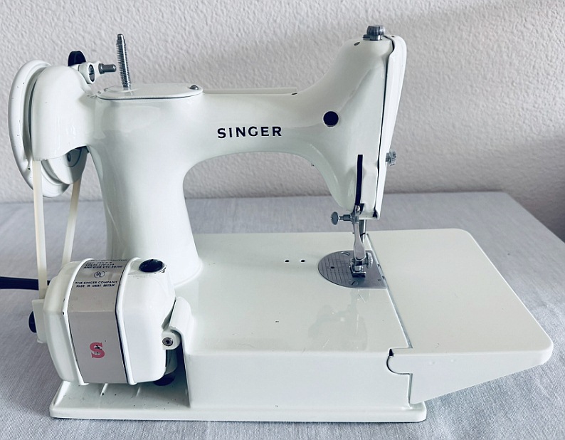 1964 White / Green Singer Featherweight 221K Sewing Machine EV904974