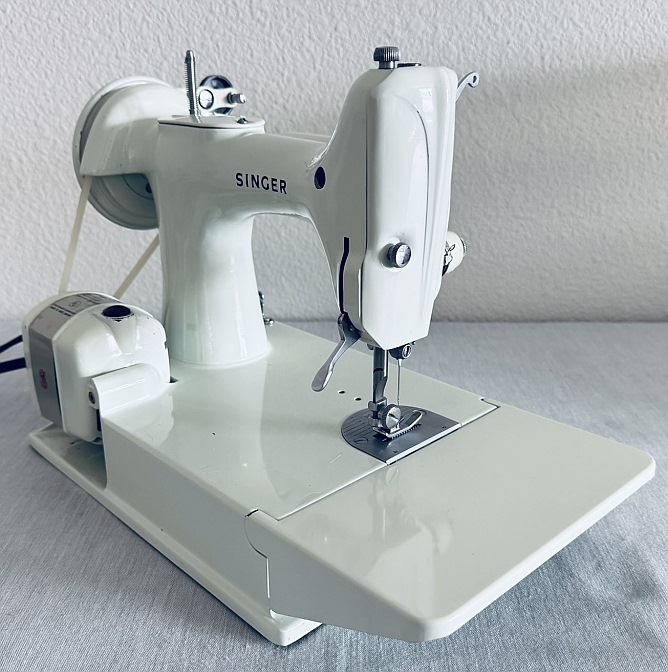 1964 White / Green Singer Featherweight 221K Sewing Machine EV904974
