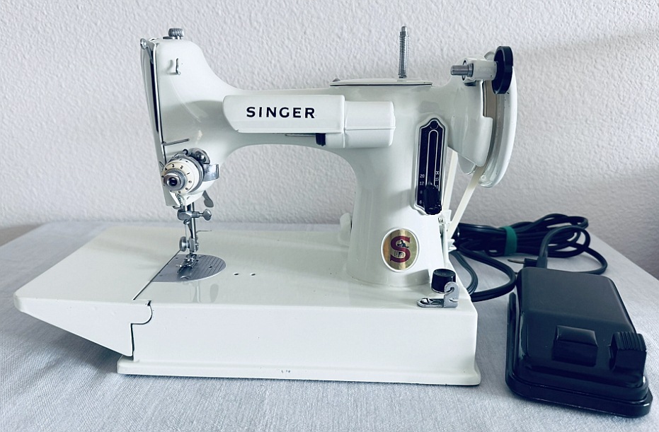 1964 White / Green Singer Featherweight 221K Sewing Machine EV904974