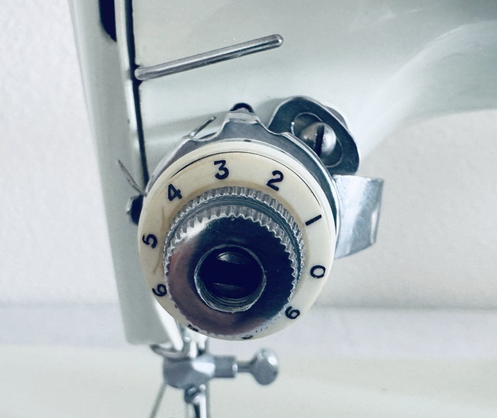 1964 White / Green Singer Featherweight 221K Sewing Machine EV904974