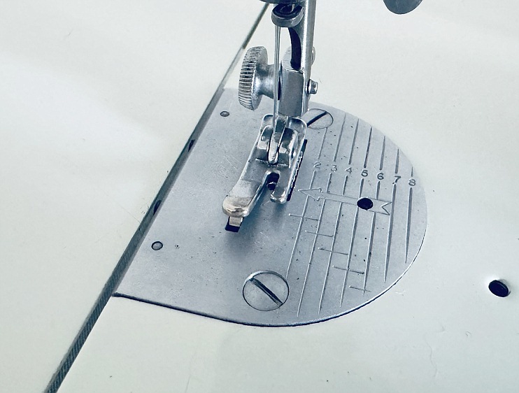 1964 White / Green Singer Featherweight 221K Sewing Machine EV904974