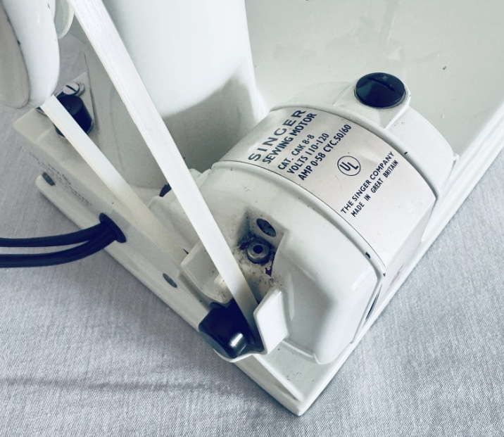 1964 White / Green Singer Featherweight 221K Sewing Machine EV904974