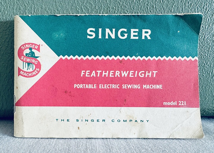 1964 White / Green Singer Featherweight 221K Sewing Machine EV904974