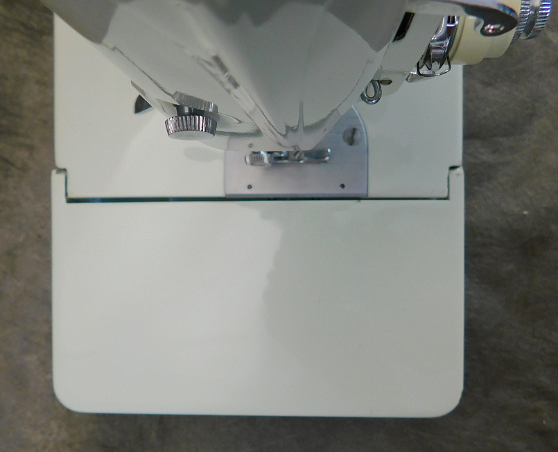 White 221K Singer Featherweight FA2058554