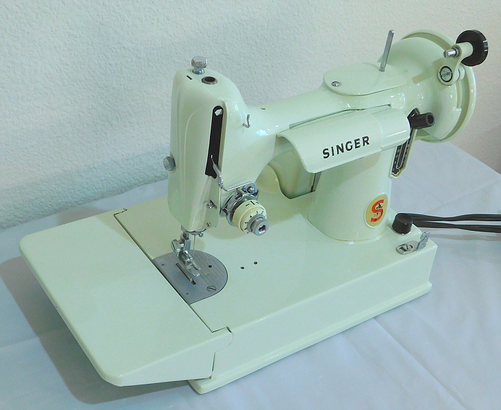 1968-69 White Singer Featherweight 221K Sewing Machine (FA231876)