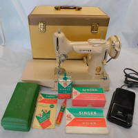 1961 Tan Singer Featherweight 221J Sewing Machine (JE153608)